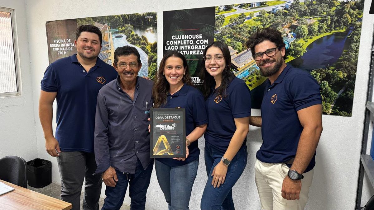Cliente Agilean recebendo placa de obra destaque