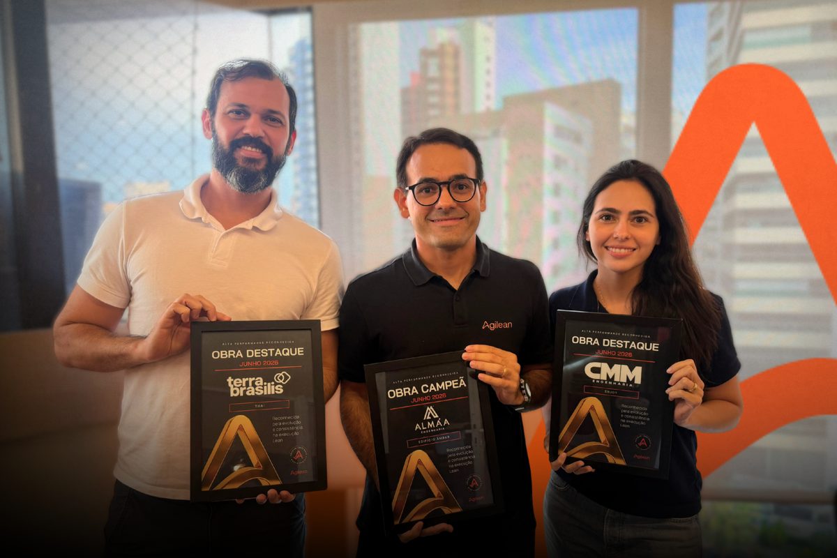 Diretores da Agilean com as placas das obras destaque do mês